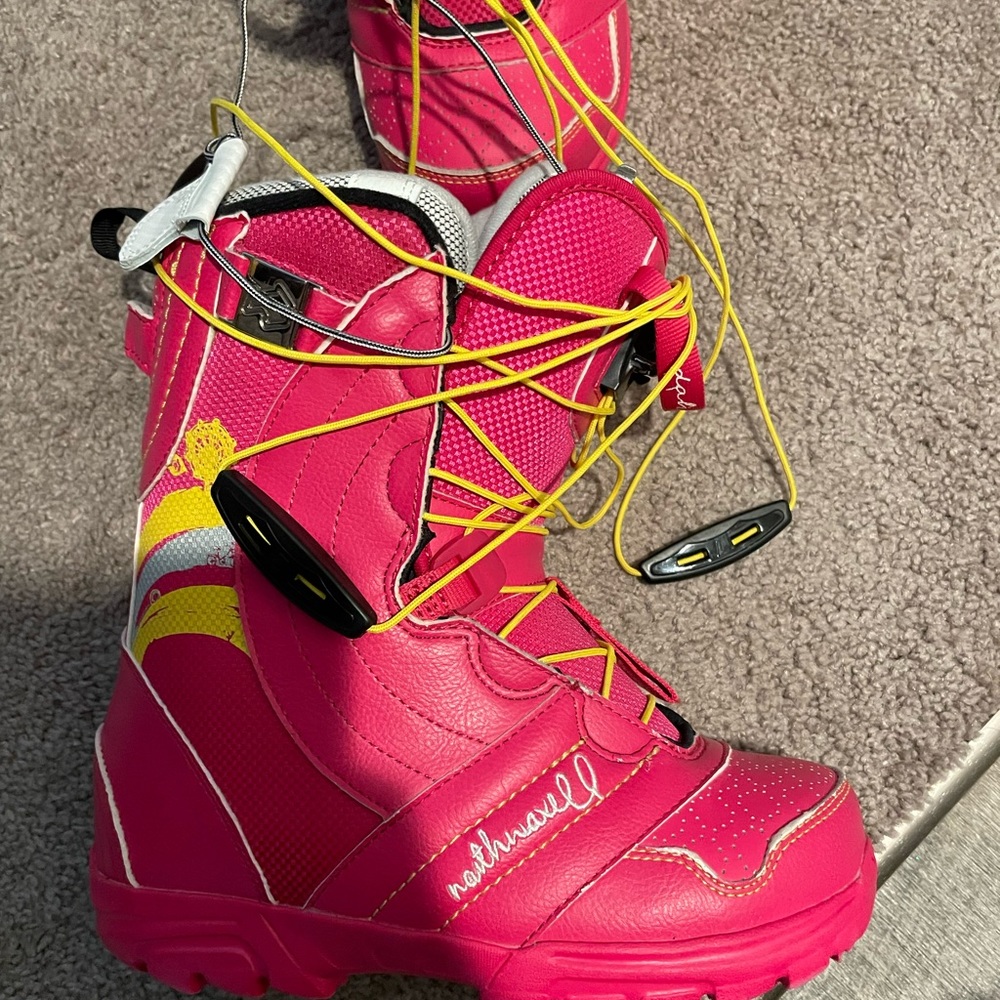 Women’s snowboarding boots